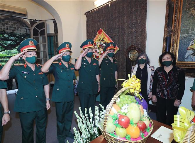 中央军委、国防部领导敬香 缅怀武元甲大将。图自越通社 中央军委、国防部领导敬香 缅怀武元甲大将 ảnh 2