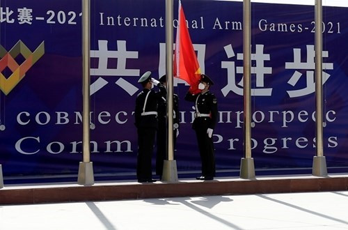 越南国旗升旗仪式场景。(图片来源:人民军队报) “安全环境”赛项的器材抽签结果揭晓:越南人民军化学参赛队在第二场比赛与东道主中国队同台比拼 ảnh 1