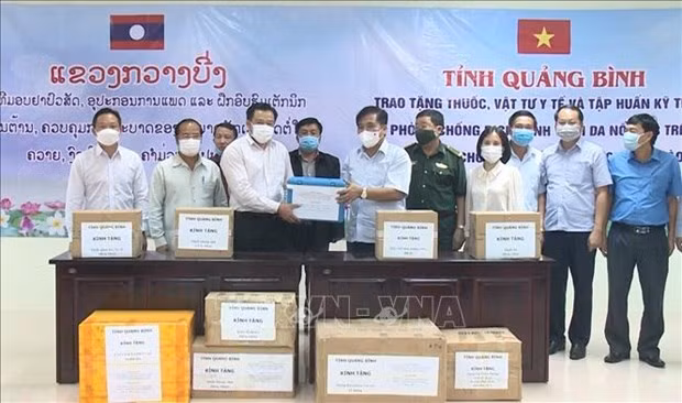 广平省向老挝甘蒙省捐赠防控牛结节疹疫情药品和医疗物资 ảnh 1