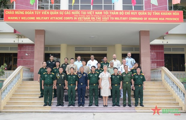 各国驻越国防武官与庆和省军事指挥部合影。图自《人民军报》 各国驻越国防武官代表团访问庆和省军事指挥部 ảnh 1