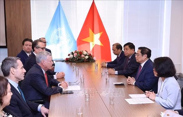 越南政府总理范明政会见并与各投资基金、集团领导通电话 ảnh 2