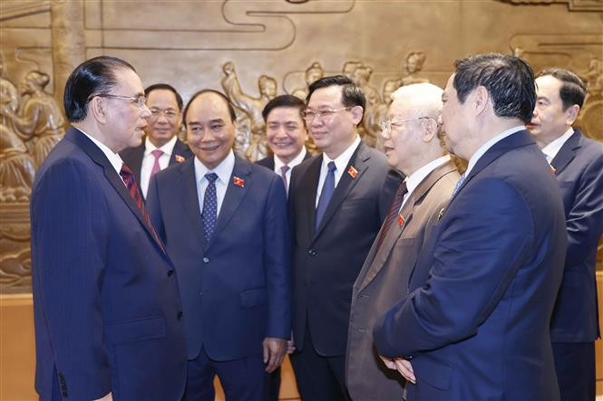越共中央总书记阮富仲与国家领导人出席会议。图自越通社 越南第十五届国会第三次会议开幕 ảnh 1