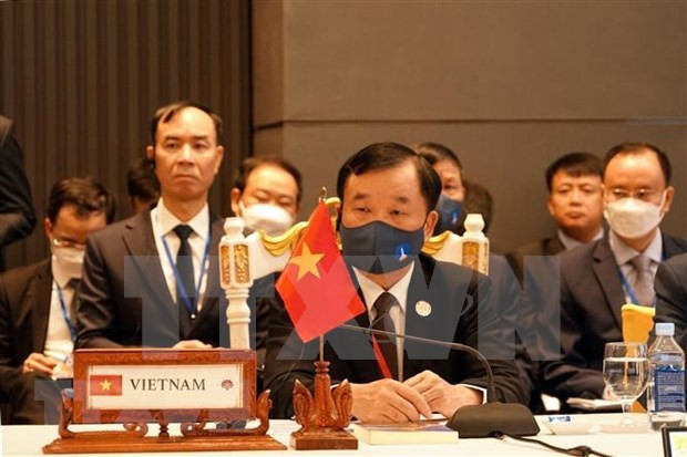 越共中央委员、国防部副部长黄春战上将率越南国防部高级代表团出席会议。图自越通社 东盟防务高官扩大会议:越南强化东海航行与飞越的安全 ảnh 1