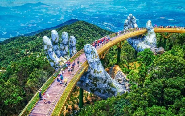 岘港市金桥。图自越通社 越南成为2022年初旅游天堂 ảnh 1