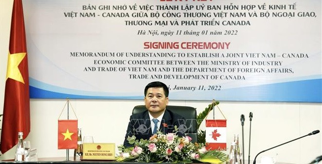 越南工贸部长阮鸿延出席越南—加拿大联合经济委员会成立谅解备忘录签署仪式。图自越通社 加拿大政府承诺加强与越南的贸易关系 ảnh 1