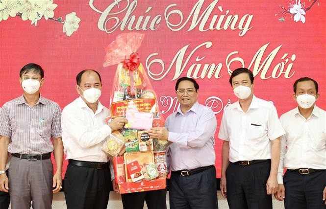越南政府总理范明政向胡志明市卫生局医务人员赠送慰问品。图自越通社 范明政总理:胡志明市在抗疫中发挥先锋作用 在逆境中彰显顽强不屈精神 ảnh 1