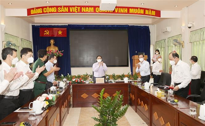 越南政府总理范明政向胡志明市卫生局医务人员送去新春问候和美好祝福。图自越通社 范明政总理:胡志明市在抗疫中发挥先锋作用 在逆境中彰显顽强不屈精神 ảnh 2