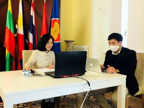 越南驻意大利大使阮氏碧惠以视频方式出席见面会。图自越通社 加强越意间贸易关系 ảnh 1