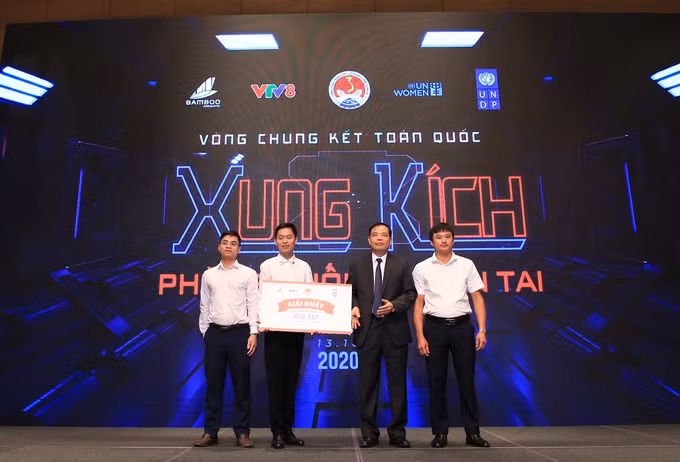 首届全国防治自然灾害新闻奖颁奖仪式在河内举行 ảnh 2