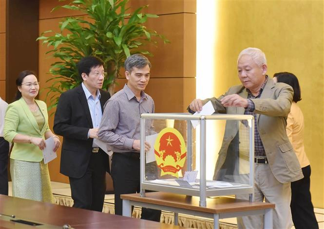 国会办公厅干部参加捐助活动。图自越通社 越南国会主席阮氏金银出席为灾区民众爱心捐助活动 ảnh 2