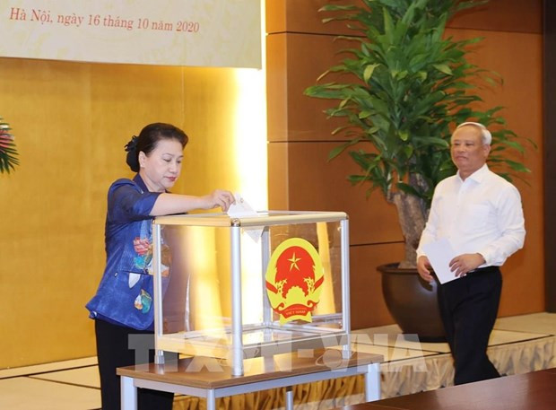 越南国会主席阮氏金银出席为灾区民众爱心捐助活动。图自越通社 越南国会主席阮氏金银出席为灾区民众爱心捐助活动 ảnh 1