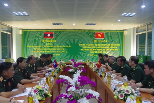 会谈场景。图自人民军队报 越南与老挝加强边境管控工作中的配合 ảnh 1