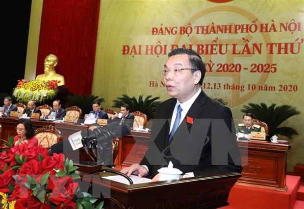 越共中央委员、河内市委副书记、河内市人民委员会主席朱玉英在会上发表讲话。图自越通社 迎接党的十三大:朝着绿色智慧现代方向推动首都河内可持续发展 ảnh 1