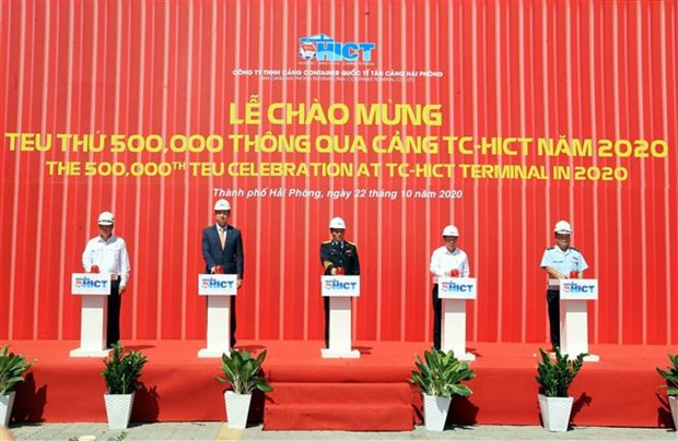 海防新港国际集装箱港2020年集装箱吞吐量突破50万标箱的庆祝仪式。图自越通社 海防新港迎来2020年第50万个标准箱 ảnh 2
