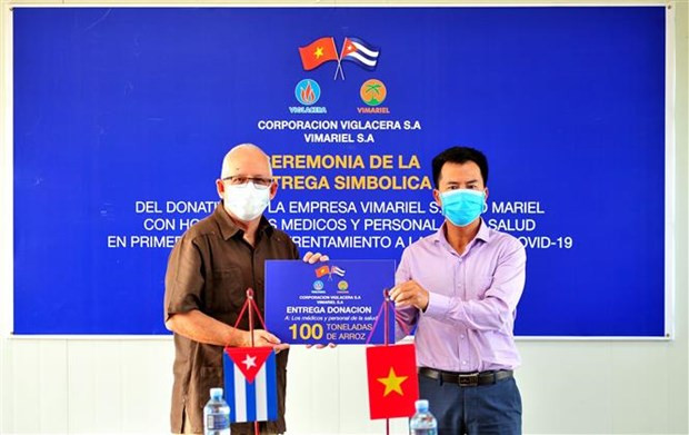 越南Viglacera总公司古巴分公司代表向古巴新冠肺炎疫情防控一线医务人员捐赠100吨大米。图自越通社 越南企业为古巴新冠肺炎疫情防控提供援助 ảnh 1