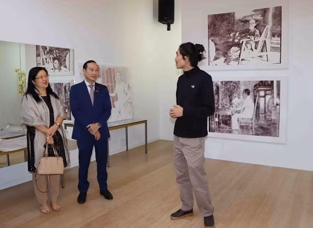 越裔画家在比利时举行饮水思源画展 ảnh 1