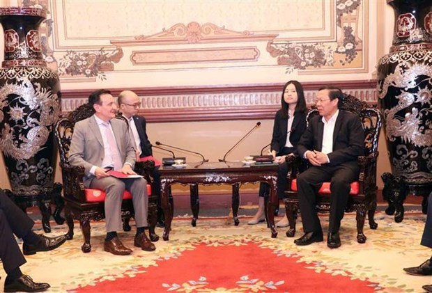 胡志明市人民委员会主席潘文买会见英国阿斯利康集团首席执行官帕斯卡尔·索里奥特。图自越通社 胡志明市与英国阿斯利康集团促进合作 ảnh 1