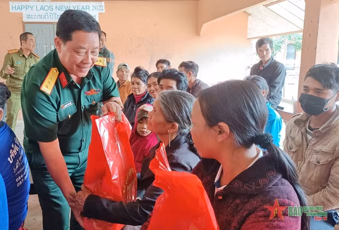 平定省军事指挥部为老挝人民诊病送药与赠送礼物 ảnh 1