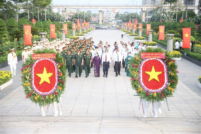 与会代表敬香缅怀革命先烈。图自越通社 越南实现国家统一48周年:胡志明市领导敬香缅怀革命先烈 ảnh 2