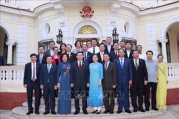 越南国会主席王廷惠与旅居古巴越南人代表会面 ảnh 2
