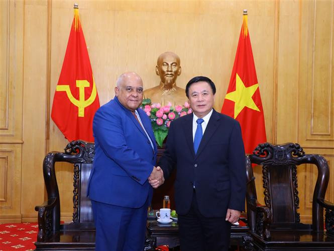 胡志明市国家政治学院院长阮春胜与古巴驻越南特命全权大使亲切握手。图自越通社 越南与古巴加强干部教育培训合作力度 ảnh 1