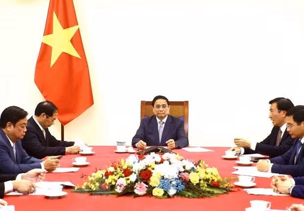 越南政府总理范明政同中国国务院总理李强通电话 ảnh 1