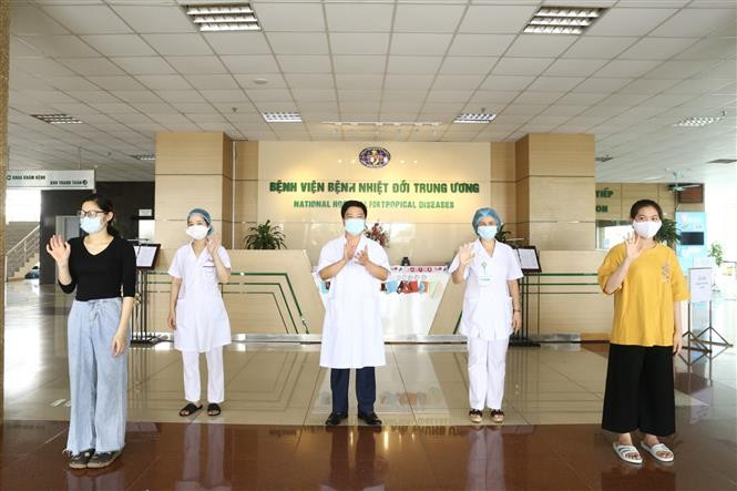 越南新冠肺炎确诊患者治愈出院。图自越通社 越南新增三名新冠肺炎确诊患者治愈出院 ảnh 1