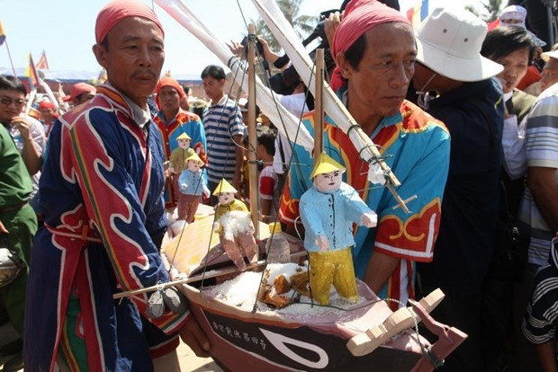 黄沙兵替身祭礼以传统仪式每年在广义省李山岛县举行,旨在再现了昔日赴黄沙和长沙群岛开发海洋资源、竖立主权碑和保卫国家主权的黄沙船队活动。图片来源:越通社 越南对黄沙和长沙两座群岛拥有无可争辩的主权 ảnh 5