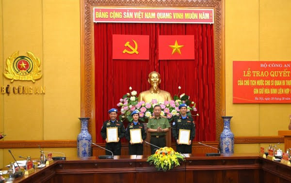 苏林大将受国家主席委托向3名军官授予执行联合国维和任务的决定书。图自越通社 越南三名公安军官赴联合国南苏丹特派团执行维和任务 ảnh 1