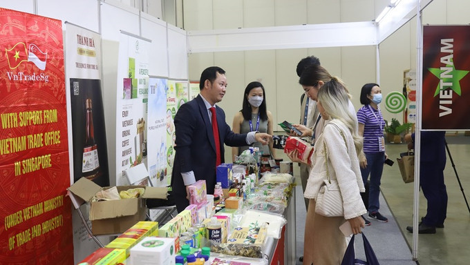 越南驻新加坡商务处首席代表高春胜向国际企业代表介绍越南产品。图自越通社 越南产品和品牌给国际企业留下了深刻的印象 ảnh 1