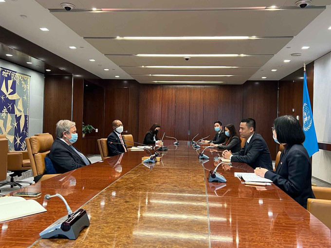 10月13日,联合国秘书长古特雷斯会见了越南常驻联合国代表团团长邓黄江大使。图自越通社 联合国秘书长相信越南将继续为促进和保护人权作出积极和有效的贡献 ảnh 2