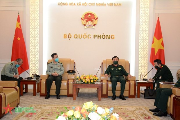 越南国防部副部长黄春战上将会见了中国驻越南武官处武官潘涛大校。图自qdnd.vn 越南与中国和澳大利亚加强防务合作 ảnh 1