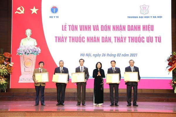 越南国家副主席邓氏玉盛向5名医生授予“人民医师”称号 ảnh 1