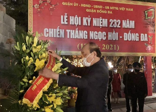 政府总理阮春福为民族布衣英雄光忠阮惠献花。图自越通社 政府总理阮春福为民族布衣英雄光忠阮惠上香 ảnh 1