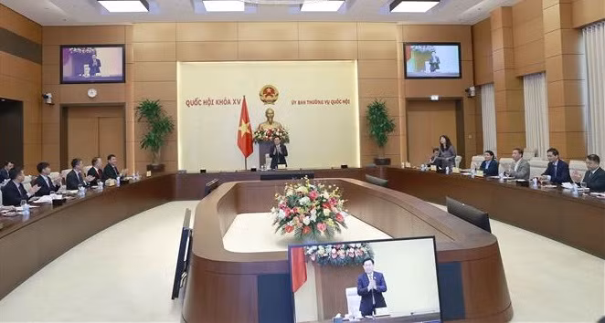 越南国会主席王廷惠会见越南驻外使团团长 ảnh 1