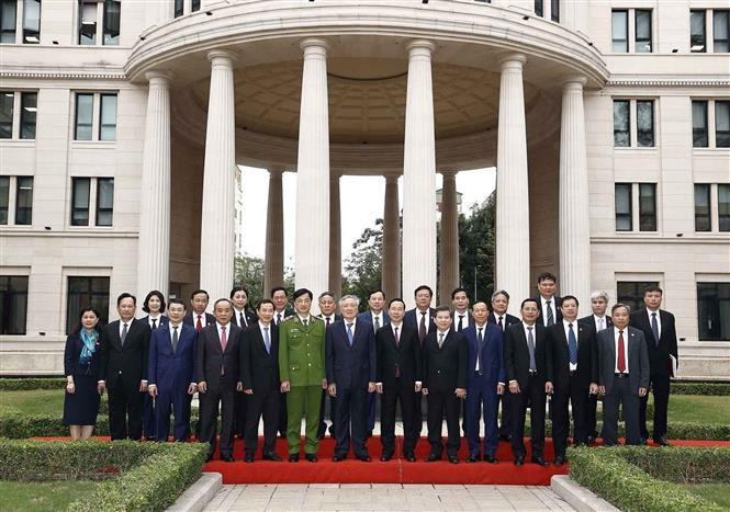 各代表出席会议合影。图自越通社 国家主席武文赏:建设以审判为中心以争讼为突破口的司法诉讼制度 ảnh 3