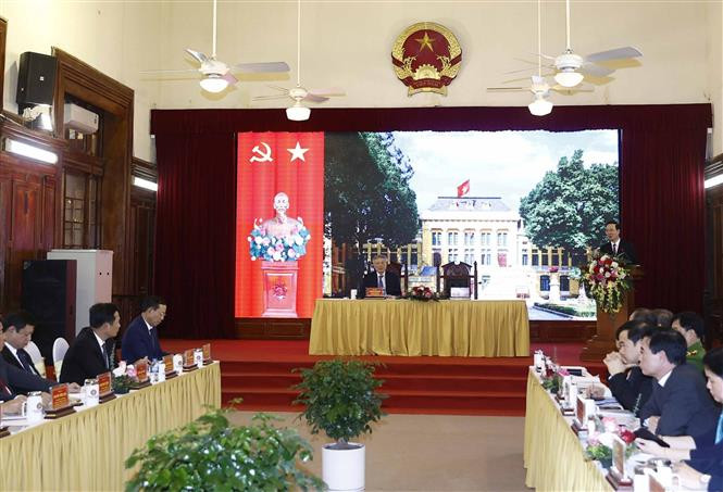 越共中央政治局委员、越南国家主席武文赏于3月27日上午在河内与越南人民最高法院党组干事会和领导举行工作会议。图自越通社 国家主席武文赏:建设以审判为中心以争讼为突破口的司法诉讼制度 ảnh 1