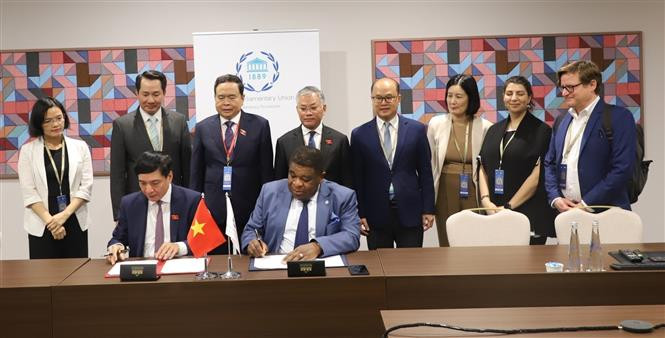 陈青敏已见证越南国会秘书长、国会办公室主任裴文强与各国议会联盟马丁·琼贡代表各国议会联盟秘书处签署双边之间的合作协议。图自越通社 国会常务副主席陈青敏会见各国议会联盟秘书长和各国议会议长 ảnh 2