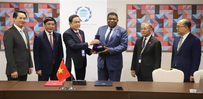 越南国会常务副主席陈青敏会见各国议会联盟秘书长马丁·琼贡。图自越通社 国会常务副主席陈青敏会见各国议会联盟秘书长和各国议会议长 ảnh 1