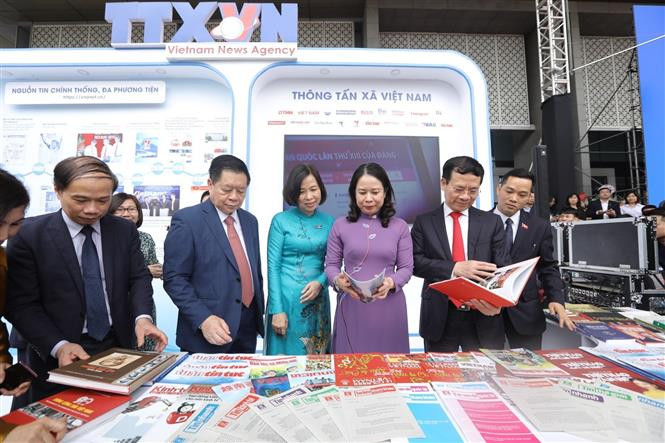 党和国家领导人参观越南通讯社展位。图自越通社 2023年越南全国报刊展正式开展 ảnh 2