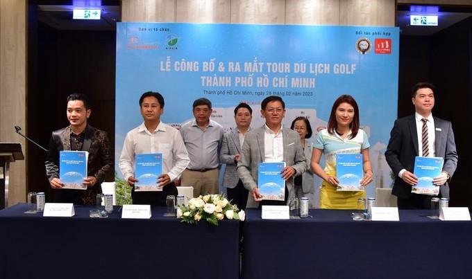 各单位代表签署合作协议。图自越通社 胡志明市高尔夫旅游线路正式亮相 ảnh 1
