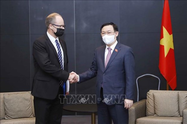 越南国会主席(右)与萨洛市市长特罗·尼辛合影。图自越通社 越南国会主席王廷惠会见芬兰萨洛市市长和部分跨国企业领导 ảnh 1