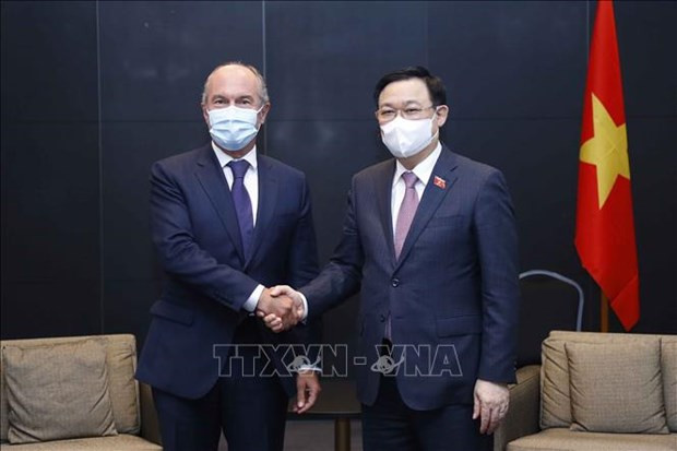 王廷惠(右)会见西班牙疫苗生产商HIPRA集团领导。图自越通社 越南国会主席王廷惠会见芬兰萨洛市市长和部分跨国企业领导 ảnh 2