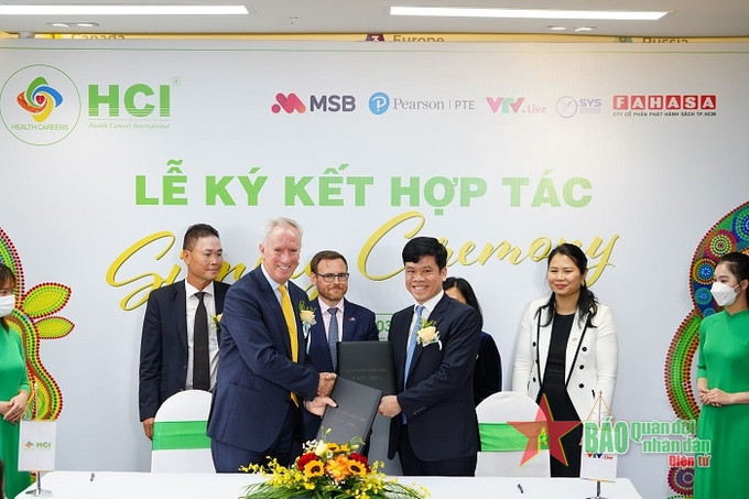 澳大利亚健康职业国际学院(HCI)与越南的战略合作伙伴在河内举行了公共卫生人员培训工作签约仪式。 澳大利亚协助越南培训公共卫生人员 ảnh 1