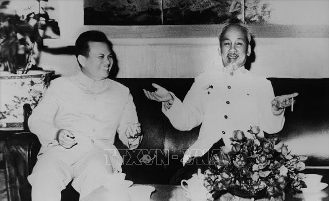 资料图:胡志明主席(右)和凯山·丰威汉主席。图自越通社 老越特殊关系在建国卫国历史中建立 ảnh 1