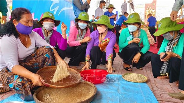 高棉族同胞一起做扁米喜迎传统新年。图自越通社 高棉族同胞喜迎传统新年 共谱军民鱼水情 ảnh 1
