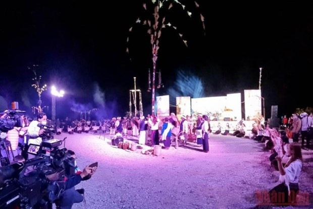 300名艺人参加锣钲和爽舞表演活动 。图自越南人民报 林同省:300名艺人参加锣钲和爽舞表演活动 ảnh 1