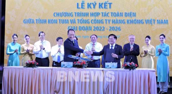 越南航空与昆嵩省合作促进投资和旅游 ảnh 1