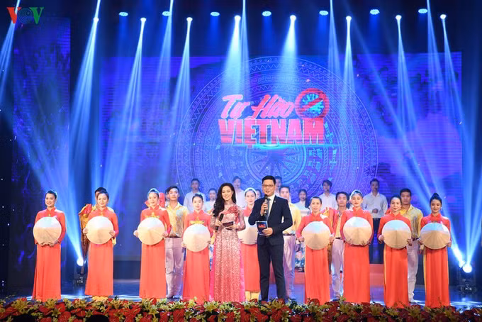 “为越南自豪”艺术晚会：表彰新冠肺炎疫情防控一线力量 ảnh 1
