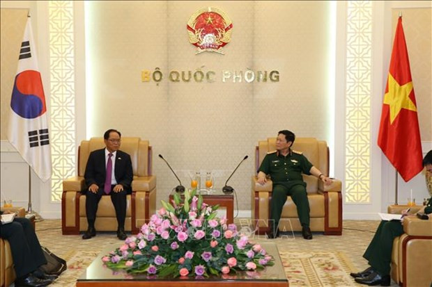 越南国防部部长吴春历大将会见韩国驻越南大使朴能运。图自越通社 越韩两国努力深化防务合作 ảnh 1